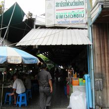 この先に駅が在るとは気付きにくい。