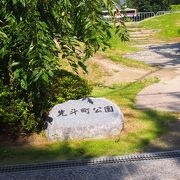 一等地にある狭い公園