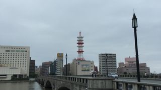 重厚な橋