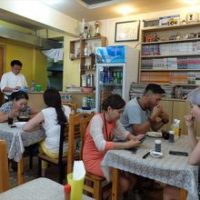 お店内部の雰囲気は食堂風。