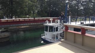 丁度橋が両脇から離れ横回転して、そこを遊覧船が通り抜けました。