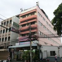 右の建物がKSゲストハウスです。