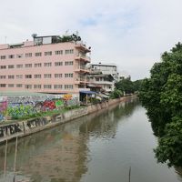 左の建物がKSゲストハウス・バンランプー運河の畔です。