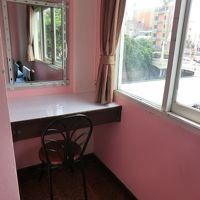 部屋にあるのは机と椅子のみ・質素です。