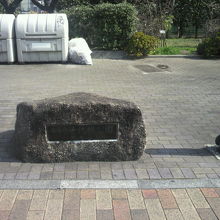 千代橋公園の標識石と背後に見える千代橋公園の広場です。