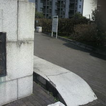 千代橋の標識と千代橋公園の築地中央市場側の入口の様子です。