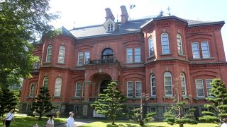 赤レンガに蓮の花咲く池、立派な公園のような空間