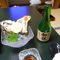 夕食の生牡蠣と別途頼んだ日本酒です。