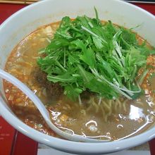 金胡麻担々麺　大盛りサービスで700円