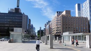 一直線の道、空が広く見える