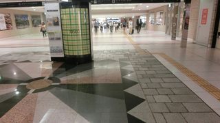 飲食街の一部は早朝から営業