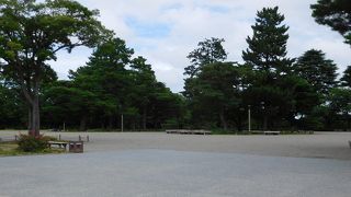 砂利敷きの広場