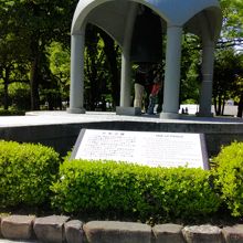 誰でも鐘をつくことができます。