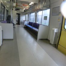 ドア近くにゴミ箱があった