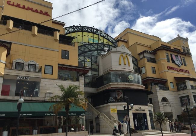 シネマコンプレックスもある大型ショッピングモール・アトランティスプラザ