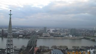 朝の散歩にケルン大聖堂に登ったら、ケルン市内の360度の眺望が楽しめました