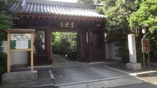 門から続く参道が圧巻