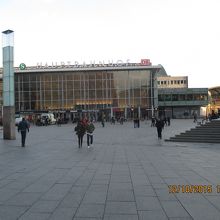 駅前の石段を登って、トンネルの上を渡ると、大聖堂前広場です