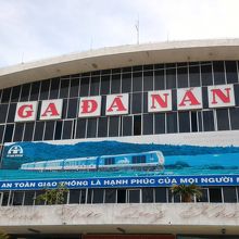 街中にあるのどかな駅