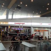 エルドラド空港国際線ターミナルにもフードコートがあるんです。