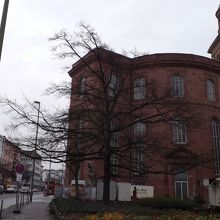 赤いレンガ造りで、円形の外観が特徴的です