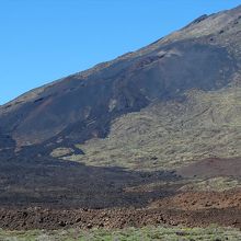 TF21号線（南側）から見たピコ・ビエホ中腹の噴火口と溶岩原
