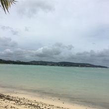 青く透明度の高い海