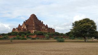 仏塔の崩れた巨大な寺院