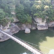 奇岩にかかるつり橋