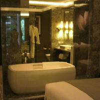 浴室はカーテンで目隠しできます。