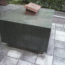 築地の慶應義塾開塾の地の碑の左側面です。南側の側面です