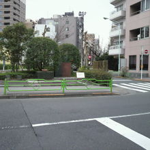 日本近代文化事始めの地。手前が聖ルカ通り、左が居留地中央通り