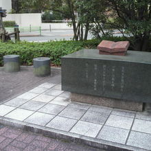 慶應義塾開塾のの地の碑です。左の奥は、居留地中央通りです。