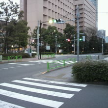 日本近代文化事始めの地は、道路整備により聖ルカ通りに移設した