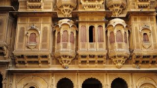 壁面の装飾は圧倒されます、見ていて飽きません