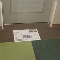 朝にはドアの前に新聞がありました