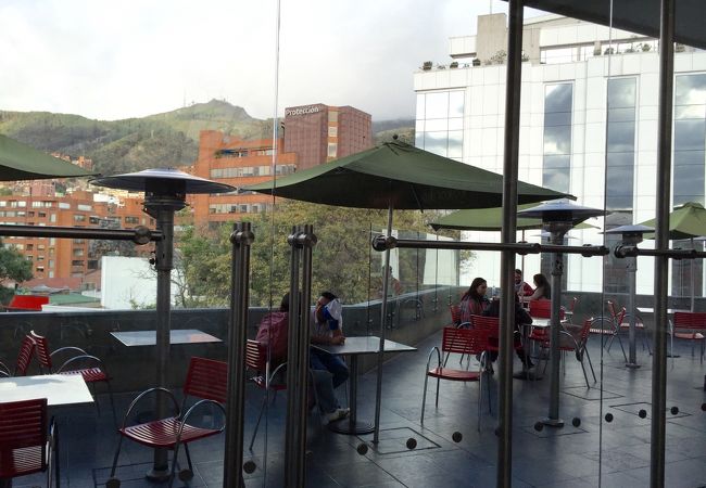 アンディーノのフードコートはオシャレな空間