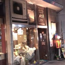 お店の入り九ぢ(入って階段を下りていきます。)