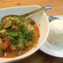 辛さ控えめで具沢山のトムヤムクンとご飯をセットにいただきます