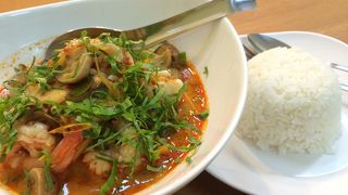 味わい深い具沢山のトムヤムクン