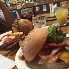 バンズはふわっかりっ！お肉はジューシー。ポテトはほくほく。