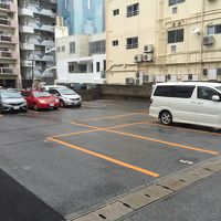 宿の目の前のフラットな駐車場は無料です