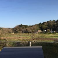 部屋からの景色は日本の里山、落ち着きます