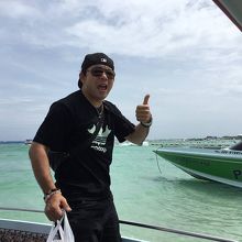 絵に描いたような南国ビーチに興奮するお客さん。