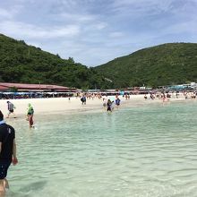 中国人は撮影ばかりで滅多に泳がない。