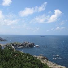 手前のくっついて見えるのが経島です。