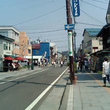 小樽側から商店街に向かう。この先まだまだお店が続く。