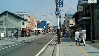 お土産屋さんが並びます。