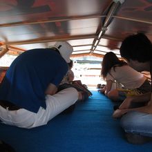 低い橋を抜ける時の屋根を下げた状態です。