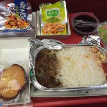 エコノミーのビーフ、他には当然麻婆豆腐と麺だった。